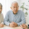 遺言相談をする高齢の男女と専門家の打ち合わせ風景